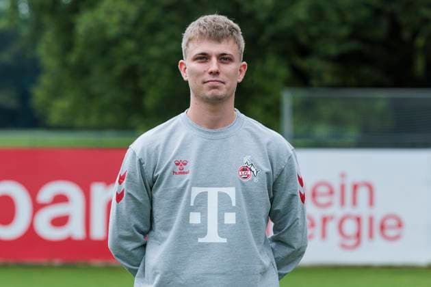 Mannschaftsfoto 1. FC Köln-Frauen, Saison 2024 25; 22.07.2024 Luca Flock (Mannschaftsbetreuer). Mannschaftsfoto-Termin der Frauen des 1. FC Köln für die Saison 2024 25, am 22.07.2024, Geissbockheim, Köln. Copyright: xBEAUTIFULxSPORTS Meuselx