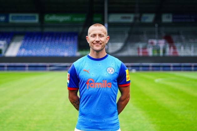 Lewis Holtby; Holstein Kiel 10 GER, Holstein Kiel, Bundesliga, Portraettermin 2024 2025 GER, Holstein Kiel, Bundesliga, Portraettermin 2024 2025 Kiel *** Lewis Holtby Holstein Kiel 10 GER, Holstein Kiel, Bundesliga, Portraettermin 2024 2025 GER, Holstein Kiel, Bundesliga, Portraettermin 2024 2025 Kiel Copyright: xEibner-Pressefoto MarcelxvonxFehrnx EP_MFN