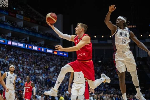 Sport Bilder des Tages Basketball London 22.07.2024 Testspiel Freundschaftsspiel Männer, Herren USA Basketball Showcase Vereinigte Staaten von Amerika (USA) - Deutschland (GER) Andreas Obst (Deutschland, No.42) Jrue Holiday (USA, No.12)