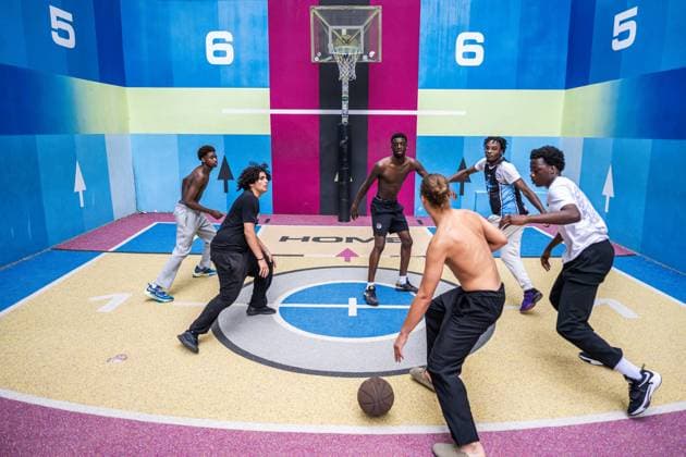 Bilder des Jahres 2024, Sport 07 Juli Sport Themen der Woche KW30 Sport Bilder des Tages 240722 Youngsters play basketball at the Duperre playground during day -4 of the Paris 2024 Olympic Games, Olympische Spiele, Olympia, OS on July 22, 2024 in Paris. Photo: Petter Arvidson BILDBYRAN kod PA JM0578 bbeng olympic games olympics os ol olympiska spel olympiske leker paris 2024 paris-os paris-ol *** 240722 Youngsters play basketball at the Duperre playground during day 4 of the Paris 2024 Olympic Games on July 22, 2024 in Paris Photo Petter Arvidson BILDBYRAN code PA JM0578 bbeng olympic games olympics os ol olympiska spel olympiske leker paris 2024 paris os paris ol  Copyright: PETTERxARVIDSON BB240722PA024