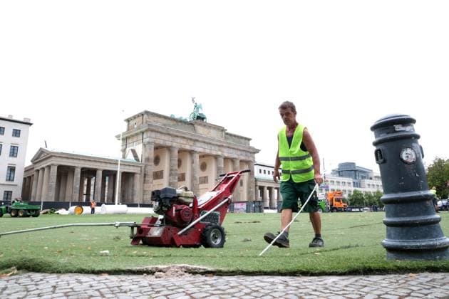 DEU, UEFA, EM-2024, Fanmeilen-Abbau, 22.07.2024, Brandenburger Tor, Berlin, DEU, UEFA, EM-2024, Fanmeilen-Abbau, im Bild Kunstrasen und das Riesentor werden wieder abgebaut, Foto: Juergen Engler nordphoto GmbH