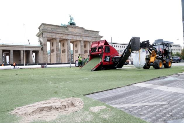 DEU, UEFA, EM-2024, Fanmeilen-Abbau, 22.07.2024, Brandenburger Tor, Berlin, DEU, UEFA, EM-2024, Fanmeilen-Abbau, im Bild Kunstrasen und das Riesentor werden wieder abgebaut, Reinigungsmaschine, holt den Sand aus dem Rasen Foto: Juergen Engler nordphoto GmbH
