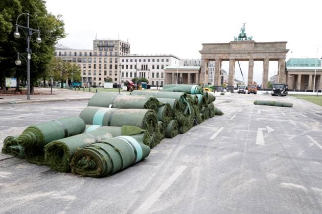 DEU, UEFA, EM-2024, Fanmeilen-Abbau, 22.07.2024, Brandenburger Tor, Berlin, DEU, UEFA, EM-2024, Fanmeilen-Abbau, im Bild Kunstrasen und das Riesentor werden wieder abgebaut, Foto: Juergen Engler nordphoto GmbH