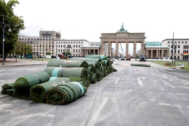 DEU, UEFA, EM-2024, Fanmeilen-Abbau, 22.07.2024, Brandenburger Tor, Berlin, DEU, UEFA, EM-2024, Fanmeilen-Abbau, im Bild Kunstrasen und das Riesentor werden wieder abgebaut, Foto: Juergen Engler nordphoto GmbH