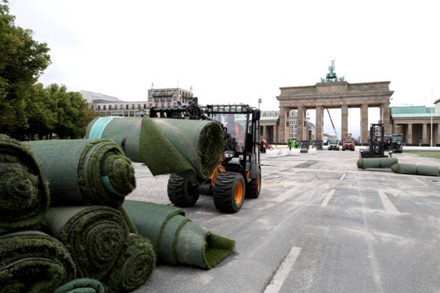 DEU, UEFA, EM-2024, Fanmeilen-Abbau, 22.07.2024, Brandenburger Tor, Berlin, DEU, UEFA, EM-2024, Fanmeilen-Abbau, im Bild Kunstrasen und das Riesentor werden wieder abgebaut, Foto: Juergen Engler nordphoto GmbH