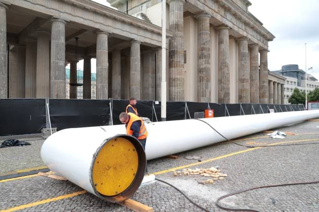 DEU, UEFA, EM-2024, Fanmeilen-Abbau, 22.07.2024, Brandenburger Tor, Berlin, DEU, UEFA, EM-2024, Fanmeilen-Abbau, im Bild Kunstrasen und das Riesentor werden wieder abgebaut, Foto: Juergen Engler nordphoto GmbH