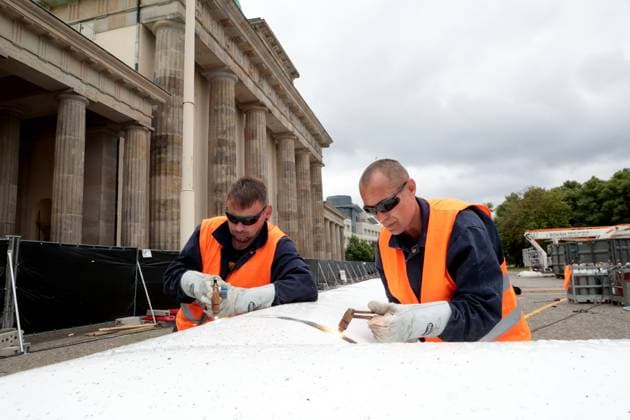 DEU, UEFA, EM-2024, Fanmeilen-Abbau, 22.07.2024, Brandenburger Tor, Berlin, DEU, UEFA, EM-2024, Fanmeilen-Abbau, im Bild Kunstrasen und das Riesentor werden wieder abgebaut, Foto: Juergen Engler nordphoto GmbH