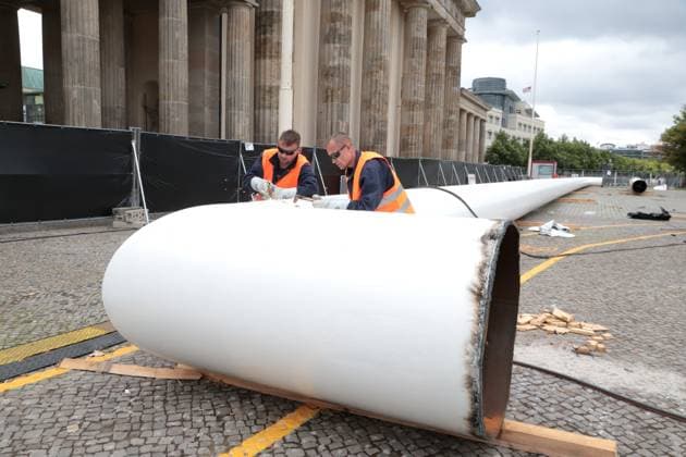 DEU, UEFA, EM-2024, Fanmeilen-Abbau, 22.07.2024, Brandenburger Tor, Berlin, DEU, UEFA, EM-2024, Fanmeilen-Abbau, im Bild Kunstrasen und das Riesentor werden wieder abgebaut, Foto: Juergen Engler nordphoto GmbH