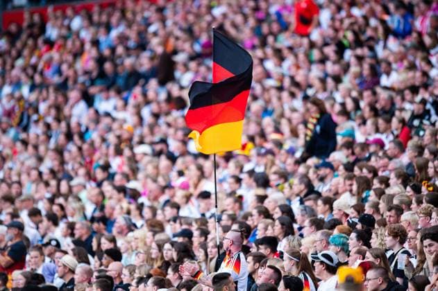 16.07.2024 - Fußball, Frauen, EM-Qualifikation 2025, Deutschland - Österreich: Fans mit Fahne (Deutschland)