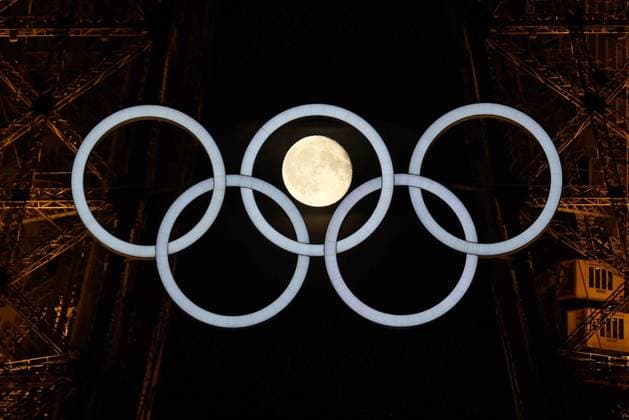 Bilder des Jahres 2024, Sport 08 August (240723) -- PARIS, July 23, 2024 -- The moon is pictured with the Olympic rings on the Eiffel Tower, July 23, 2024, ahead of the Paris 2024 Olympic Games, Olympische Spiele, Olympia, OS in Paris, France. Li Ming) (PARIS2024)FRANCE-PARIS-EIFFEL TOWER-OLYMPIC RINGS LiMing 