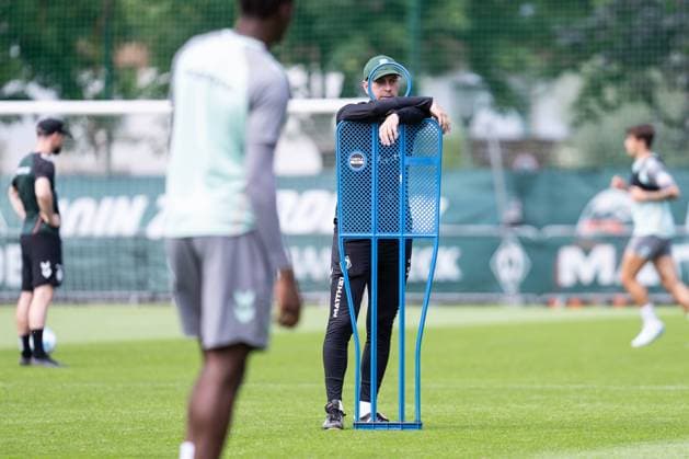 Sport Bilder des Tages AUT, 1.FBL, Werder Bremen Trainingslager Tag 07, Trainingseinheit am Vormittag 23.07.2024, Park Stadion, Zell am Ziller, AUT, 1.FBL, Werder Bremen Trainingslager Tag 07, Trainingseinheit am Vormittag Im Bild: Ole Werner (SV Werder Bremen Trainer); lehnt sich an Dummy an