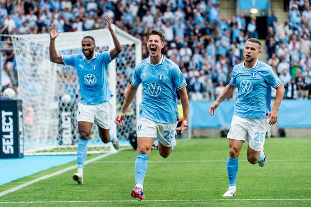 240723 Lasse Berg Johnsen, Isaac Kiese Thelin and Gabriel Busanello of Malmö FF celebrate after the 1-0 goal during the UEFA Champions League football match between Malmö FF and Klaksvik on July 23, 2024 in Malmö. Photo: Christian Örnberg BILDBYRAN COP 166 CO0443 fotboll football soccer fotball champions league malmö ff klaksvik bbeng q2 bbauto jubel Copyright: CHRISTIANxÖRNBERG BB240723CO029