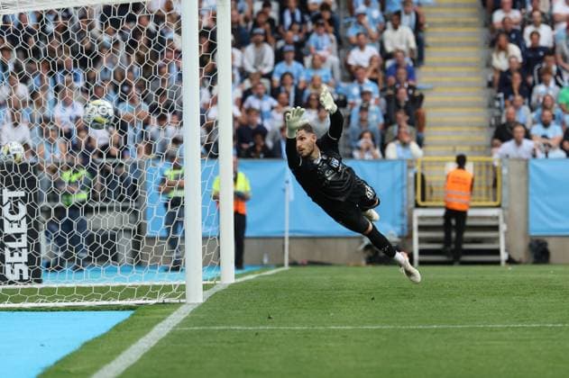 MALMÖ, SVERIGE 20240723 Klaksvik malvakt Mark Fabricius Jensen släpper in Malmös Lasse Berg Johnsen 1-0 under tisdagens Champions League-kval i fotboll mellan Malmö FF och KÃ Klaksvik pa Eleda stadion MALMÖ SVERIGE x11830x Copyright: xAndersxBjurö TTx CL-KVAL MALMÖ-KLAKSVIK