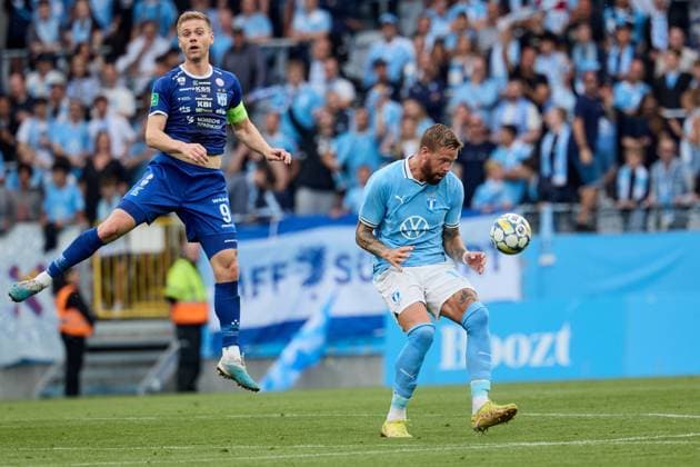 MALMÖ, SWEDEN 20240723 KÃ Klaksvik Pall Klettskard in a fight with Malmö s Pontus Jansson during Tuesday s Champions League qualifier in football between Malmö FF and KÃ Klaksvik at the Eleda stadium. MALMÖ SWEDEN Fotboll,KÃ Klaksvik,Malmö FF x11830x