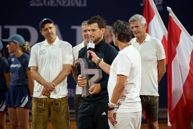 Generali Open ATP, Tennis Herren 250 2024; Kitzbühel, 23.07.2024 Dominic Thiem (AUT, Österreich) mit einer übergebenen Trophäe von den Veranstaltern; Generali Open 2024, ATP 250, Sportpark Kitzbühel am 23.07.2024, Kitzbühel. Copyright: xBEAUTIFULxSPORTSx Pajonkx