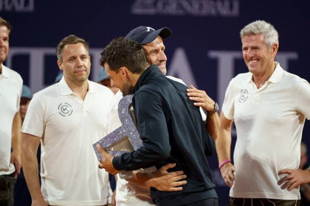 Generali Open ATP, Tennis Herren 250 2024; Kitzbühel, 23.07.2024 Dominic Thiem (AUT, Österreich) umarmt Alex Antonitsch; Generali Open 2024, ATP 250, Sportpark Kitzbühel am 23.07.2024, Kitzbühel. Copyright: xBEAUTIFULxSPORTSx Pajonkx