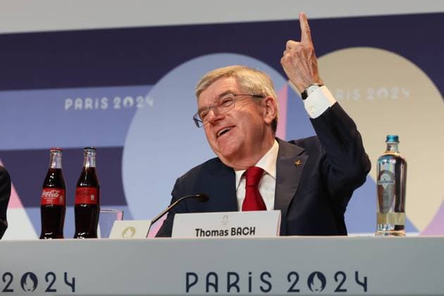 Sport Themen der Woche KW30 Sport Bilder des Tages Finger als Windmesser bzw. zum Lagecheck in den Himmel gestreckt, Woher kommt der Wind? Windmessung durch Thomas Bach, Dr. Thomas Bach, Pressekonferenz des IOC-Praesident zur 142nd Session, IOC, Präsident des Internationalen Olympischen Komitees, Paris 2024, Olympic Games, Olympische Spiele, Olympia, OS Paris 2024, Olympic Games 2024, 23.07.2024, - *** Finger stretched into the sky as an anemometer or to check the situation, Where does the wind come from Wind measurement by Thomas Bach, Dr Thomas Bach, Press conference of the IOC President for the 142nd Session, IOC, President of the International Olympic Committee, Paris 2024, Olympic Games Paris 2024, Olympic Games 2024, 23 07 2024,