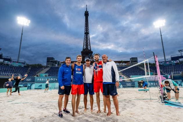 240723 Hannes Quandel, Christian Sandlie Sorum, Jetmund Berntsen, coach, Anders Berntsen Mol and Kare Mol, coach of Norway pose for a portrait after a Beach volleyball, Beachvolleyball training during day -3 of the Paris 2024 Olympic Games, Olympische Spiele, Olympia, OS on July 23, 2024 in Paris. Photo: Petter Arvidson BILDBYRAN kod PA PA0839 bbeng olympic games olympics os ol olympiska spel olympiske leker paris 2024 paris-os paris-ol beachvolleyboll beach volleyball sandvolleyball norge norway porträtt Copyright: PETTERxARVIDSON BB240723PA170