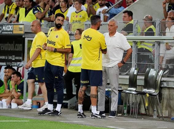 Anton Geisser 23.07.2024 Thun Schweiz. Fussball Herren 2024 2025 Qualifikation UEFA Champions League FC Lugano - Fenerbahce SK Istanbul. Bild : Trainer Jose Mourinho (Neuzugang) Im Gespraech mit Trainer Staff Aktion