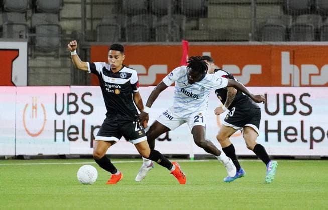 Anton Geisser 23.07.2024 Thun Schweiz. Fussball Herren 2024 2025 Qualifikation UEFA Champions League FC Lugano - Fenerbahce SK Istanbul. Bild Cimignani (FC Lugano) gegen Yanis Bright Osayi-Samuel (r.) (Fenerbahce SK Aktion Zweikampf