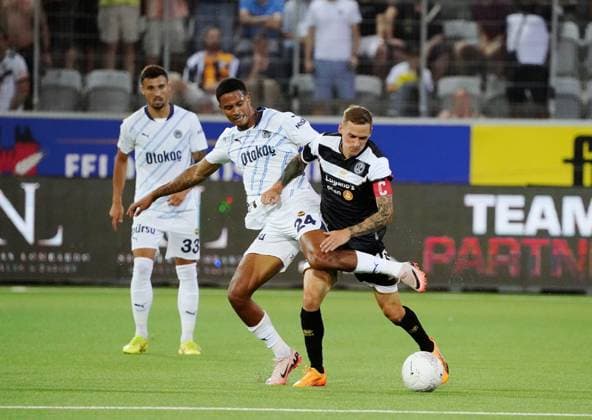 Anton Geisser 23.07.2024 Thun Schweiz. Fussball Herren 2024 2025 Qualifikation UEFA Champions League FC Lugano - Fenerbahce SK Istanbul. Bild : Jayden Oosterwolde (Fenerbahce SK ) gegen Mattia Bottani (FC Lugano) (r.) Zweikampf Aktion