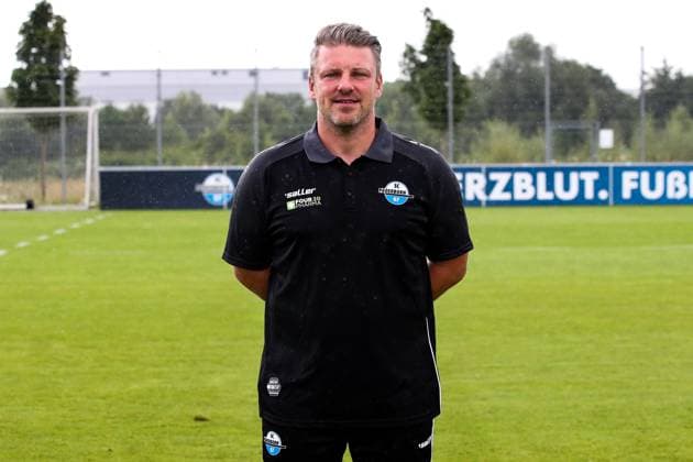 Trainer Lukas Kwasniok, SC Paderborn - 2. Fussball Bundesliga Porträttermin 2. BL 2024 2025 offizieller Fototermin SC Paderborn im Trainings- und Nachwuchsleistungszentrum - Porträt, Portrait, Einzelbild, Deutschland, Fussball, Maenner, GER, 23.07.2024