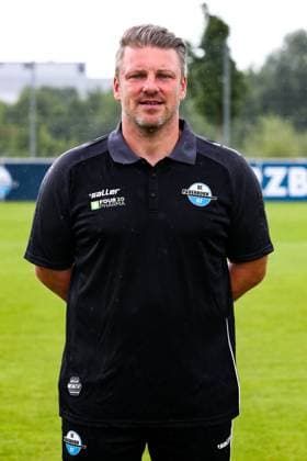 Trainer Lukas Kwasniok, SC Paderborn - 2. Fussball Bundesliga Porträttermin 2. BL 2024 2025 offizieller Fototermin SC Paderborn im Trainings- und Nachwuchsleistungszentrum - Porträt, Portrait, Einzelbild, Deutschland, Fussball, Maenner, GER, 23.07.2024