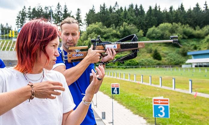 23.07.2024 ThSV Eisenach Saison 2024-2025 TRAINING IN OBERHOF Laufband- Test Biathlonschießen v.l.Kati Wilhelm ( Biathlon ) und Silvio Heinevetter ( ThSV - Eisenach ) Aktion *** 23 07 2024 ThSV Eisenach Season 2024 2025 TRAINING IN OBERHOF Treadmill test Biathlon shooting f l Kati Wilhelm Biathlon and Silvio Heinevetter ThSV Eisenach Action