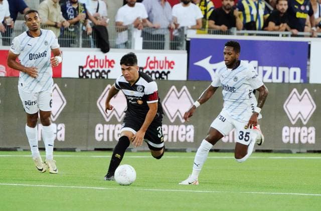 Anton Geisser 23.07.2024 Thun Schweiz. Fussball Herren 2024 2025 Qualifikation UEFA Champions League FC Lugano - Fenerbahce SK Istanbul. Bild : Fred (Fenerbahce SK ) gegen Ignacio Aliseda (FC Lugano) Zweikampf Aktion
