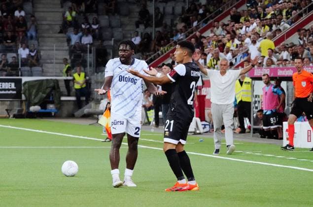 Anton Geisser 23.07.2024 Thun Schweiz. Fussball Herren 2024 2025 Qualifikation UEFA Champions League FC Lugano - Fenerbahce SK Istanbul. Bild : Bright Osayi-Samuel (Fenerbahce SK ) gegen Yanis Cimignani (FC Lugano) (r.) Zweikampf Aktion