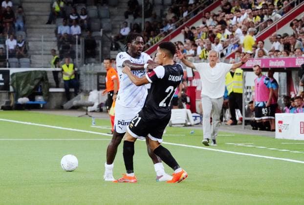 Anton Geisser 23.07.2024 Thun Schweiz. Fussball Herren 2024 2025 Qualifikation UEFA Champions League FC Lugano - Fenerbahce SK Istanbul. Bild : Bright Osayi-Samuel (Fenerbahce SK ) gegen Yanis Cimignani (FC Lugano) (r.) Zweikampf Aktion