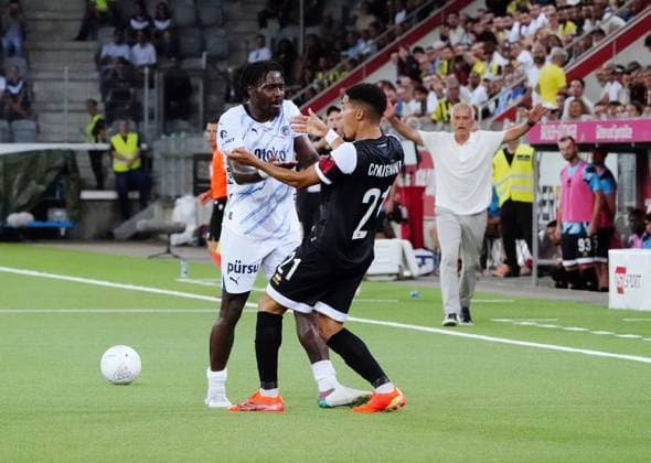 Anton Geisser 23.07.2024 Thun Schweiz. Fussball Herren 2024 2025 Qualifikation UEFA Champions League FC Lugano - Fenerbahce SK Istanbul. Bild : Bright Osayi-Samuel (Fenerbahce SK ) gegen Yanis Cimignani (FC Lugano) (r.) Zweikampf Aktion