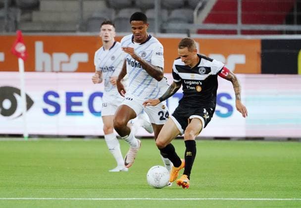 Anton Geisser 23.07.2024 Thun Schweiz. Fussball Herren 2024 2025 Qualifikation UEFA Champions League FC Lugano - Fenerbahce SK Istanbul. Bild : Jayden Oosterwolde (Fenerbahce SK ) gegen Mattia Bottani (FC ugano) Zweikampf Aktion