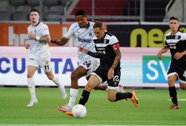 Anton Geisser 23.07.2024 Thun Schweiz. Fussball Herren 2024 2025 Qualifikation UEFA Champions League FC Lugano - Fenerbahce SK Istanbul. Bild : Jayden Oosterwolde (Fenerbahce SK ) gegen Mattia Bottani (FC ugano) Zweikampf Aktion