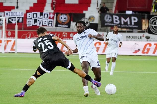 Anton Geisser 23.07.2024 Thun Schweiz. Fussball Herren 2024 2025 Qualifikation UEFA Champions League FC Lugano - Fenerbahce SK Istanbul. Bild : Bright Osayi-Samuel (Fenerbahce SK ) gegen Uran Bislimi (FC Lugano) (I.) Zweikampf Aktion