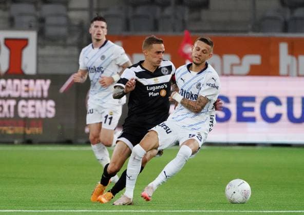 Anton Geisser 23.07.2024 Thun Schweiz. Fussball Herren 2024 2025 Qualifikation UEFA Champions League FC Lugano - Fenerbahce SK Istanbul. Bild : Sebastian Szymanski (Fenerbahce SK ) gegen Mattia Bottani (FC Lugano) (I.) Zweikampf Aktion