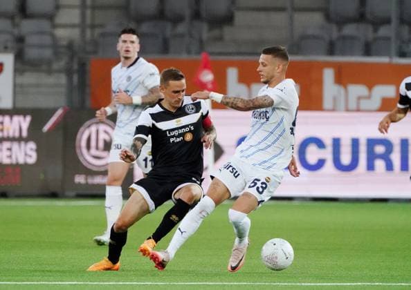 Anton Geisser 23.07.2024 Thun Schweiz. Fussball Herren 2024 2025 Qualifikation UEFA Champions League FC Lugano - Fenerbahce SK Istanbul. Bild : Sebastian Szymanski (Fenerbahce SK ) gegen Mattia Bottani (FC Lugano) (I.) Zweikampf Aktion