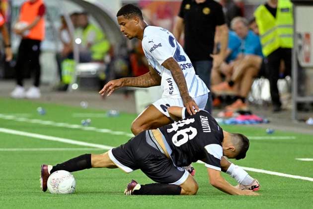 Jayden Oosterwolde, FB, vo. Mattia Zanotti, FCL, am Boden, FC Lugano - Fenerbahce SK, Qualifikation Champions League, Fussball, 23.07.2024