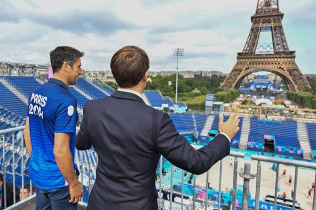 Bilder des Jahres 2024, Sport 07 Juli Sport Themen der Woche KW30 Sport Bilder des Tages Paris 2024 - Macron Visits Beach volleyball, Beachvolleyball Venue French President Emmanuel Macron and Tony Estanguet visit the Paris 2024 Olympics Beach Volleyball venue on July 24, 2024 in Paris, France. Photo by Laurent Zabulon ABACAPRESS.COM Paris France  Copyright: xZabulonxLaurent ABACAx