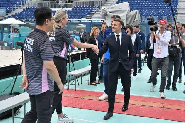 Paris 2024 - Macron Visits Beach volleyball, Beachvolleyball Venue French President Emmanuel Macron visits the Paris 2024 Olympics Beach Volleyball venue on July 24, 2024 in Paris, France. Photo by Laurent Zabulon ABACAPRESS.COM Paris France  Copyright: xZabulonxLaurent ABACAx