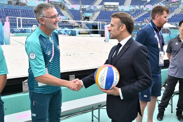 Paris 2024 - Macron Visits Beach volleyball, Beachvolleyball Venue French President Emmanuel Macron visits the Paris 2024 Olympics Beach Volleyball venue on July 24, 2024 in Paris, France. Photo by Laurent Zabulon ABACAPRESS.COM Paris France  Copyright: xZabulonxLaurent ABACAx