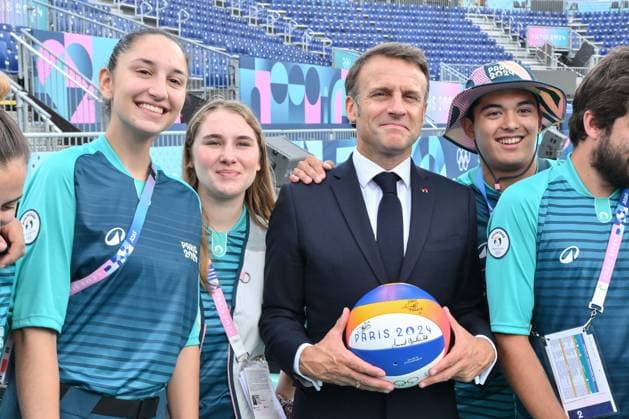 Paris 2024 - Macron Visits Beach volleyball, Beachvolleyball Venue French President Emmanuel Macron visits the Paris 2024 Olympics Beach Volleyball venue on July 24, 2024 in Paris, France. Photo by Laurent Zabulon ABACAPRESS.COM Paris France  Copyright: xZabulonxLaurent ABACAx