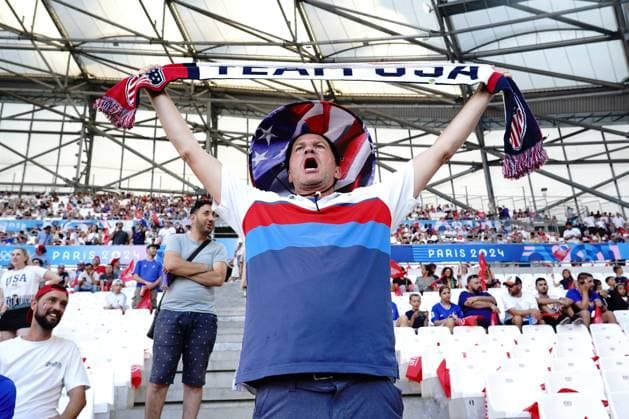 Team USA fan, Football , France vs USA during the Olympic Games, Olympische Spiele, Olympia, OS Paris 2024 JO 2024 : FOOTBALL - France vs Etats Unis - Jeux Olympiques 2024 - Paris2024 - Marseille - 24 07 2024 DPPI Panoramic 