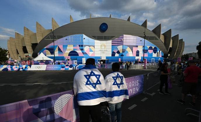 Bilder des Jahres 2024, Sport 07 Juli Sport Themen der Woche KW30 Sport Bilder des Tages OLY24 COLOUR, Israeli spectators look on to the Parc des Princes Stadium ahead of Israels opening football match against Mali the at the 2024 Paris Olympic Games, Olympische Spiele, Olympia, OS in Paris, France, Wednesday, July 24, 2024. ( NO ARCHIVING, EDITORIAL USE ONLY, NO USE IN BOOKS WITHOUT CONSENT PARIS FRANCE  Copyright: xDAVExHUNTx 20240725134951962240
