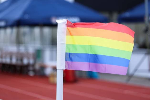 Fußball Testspiel FC Rottach-Egern - FC Bayern München am 24.07.2024 im Stadion am Birkenmoos in Rottach-Egern Symbolbild Symbolfoto: Eckfahne in den Farben Logo von LGBTQ