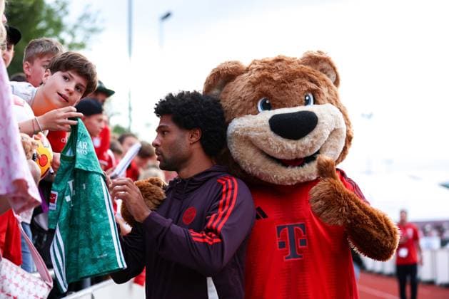 Sport Themen der Woche KW30 Sport Bilder des Tages Fußball Testspiel FC Rottach-Egern - FC Bayern München am 24.07.2024 im Stadion am Birkenmoos in Rottach-Egern Serge Gnabry ( München ), links gibt Autogramme nach dem Spiel - Berni ( Maskottchen München ), rechts *** Soccer test match FC Rottach Egern FC Bayern Munich on 24 07 2024 in the stadium at Birkenmoos in Rottach Egern Serge Gnabry Munich , left gives autographs after the match Berni mascot Munich , right xMSx