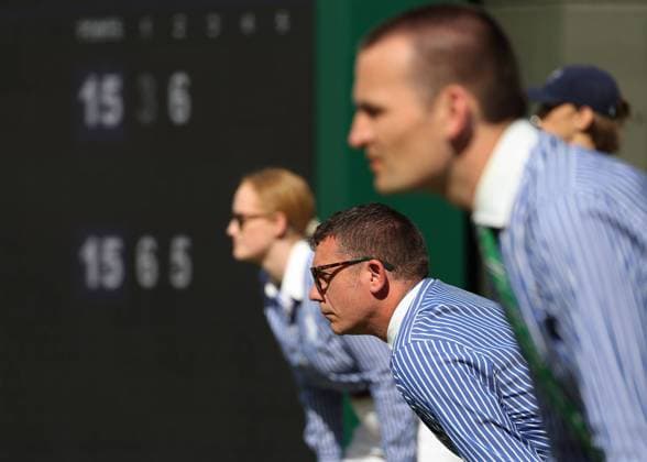 Wimbledon Feature , Drei Linienrichter schauen auf die Linie, Profil,von der Seite, Portrait,Portraet,Scoreboard im Hintergrund Copyright: xJuergenxHasenkopfx