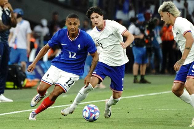 Enzo Millot (France) and John Tolkin (USA), Football , France vs USA during the Olympic Games, Olympische Spiele, Olympia, OS Paris 2024 JO 2024 : FOOTBALL - France vs Etats Unis - Jeux Olympiques 2024 - Paris2024 - Marseille - 24 07 2024 DPPI Panoramic 