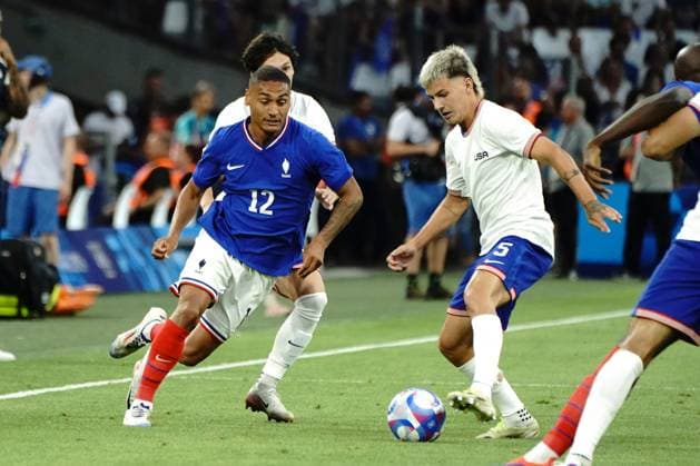 Enzo Millot (France) and John Tolkin (USA), Football , France vs USA during the Olympic Games, Olympische Spiele, Olympia, OS Paris 2024 JO 2024 : FOOTBALL - France vs Etats Unis - Jeux Olympiques 2024 - Paris2024 - Marseille - 24 07 2024 DPPI Panoramic 