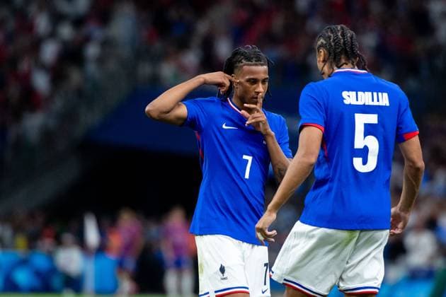 Michael Olise (Frankreich, 07), Kiliann Sildillia (Frankreich, 05) jubeln ueber das Tor zum 2:0, FRA, Olympische Spiele Paris 2024, Fussball Herren, Frankreich (FRA) vs Vereinigte Staaten von Amerika (USA), 1. Spieltag, Gruppe A, 24.07.2024 FRA, Olympische Spiele Paris 2024, Fussball Herren, Frankreich (FRA) vs Vereinigte Staaten von Amerika (USA), 1. Spieltag, Gruppe A, 24.07.2024 Marseille Copyright: xEibner-Pressefoto Memmlerx EP_MMR